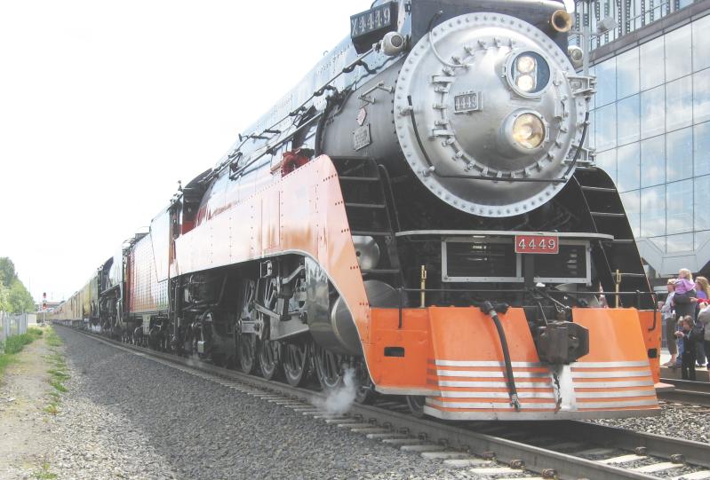 Closeup of SP4449 with square glass panels of new station visible behind it to right